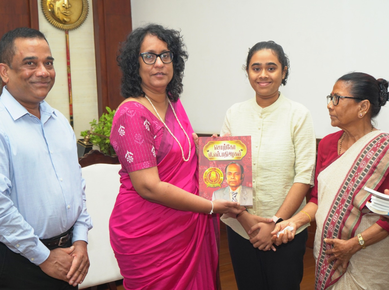 சிரேஷ்ட ஊடகவியலாளர் வி.என். மதியழகன் எழுதிய இரண்டு நூல்கள் பாடசாலை நூலகங்களுக்கு வழங்குவதற்காக பிரதமரிடம் கையளிப்பு